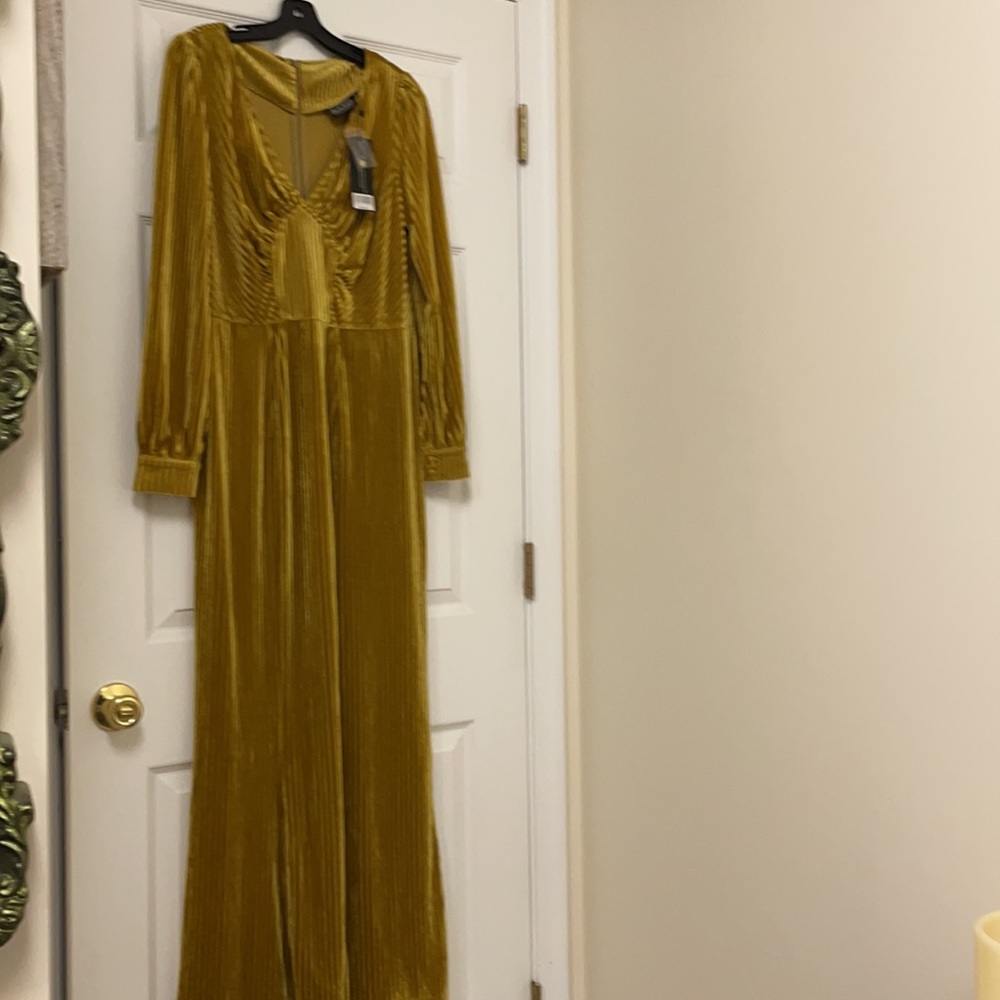 Elegant Gold Pleated Dress - Picture 2 of 8